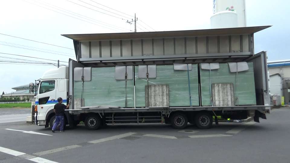 トラック到着