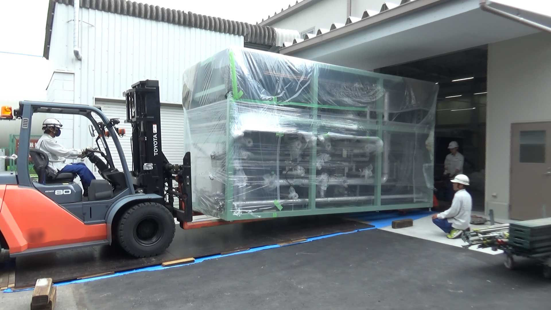 フォークリフトで搬入