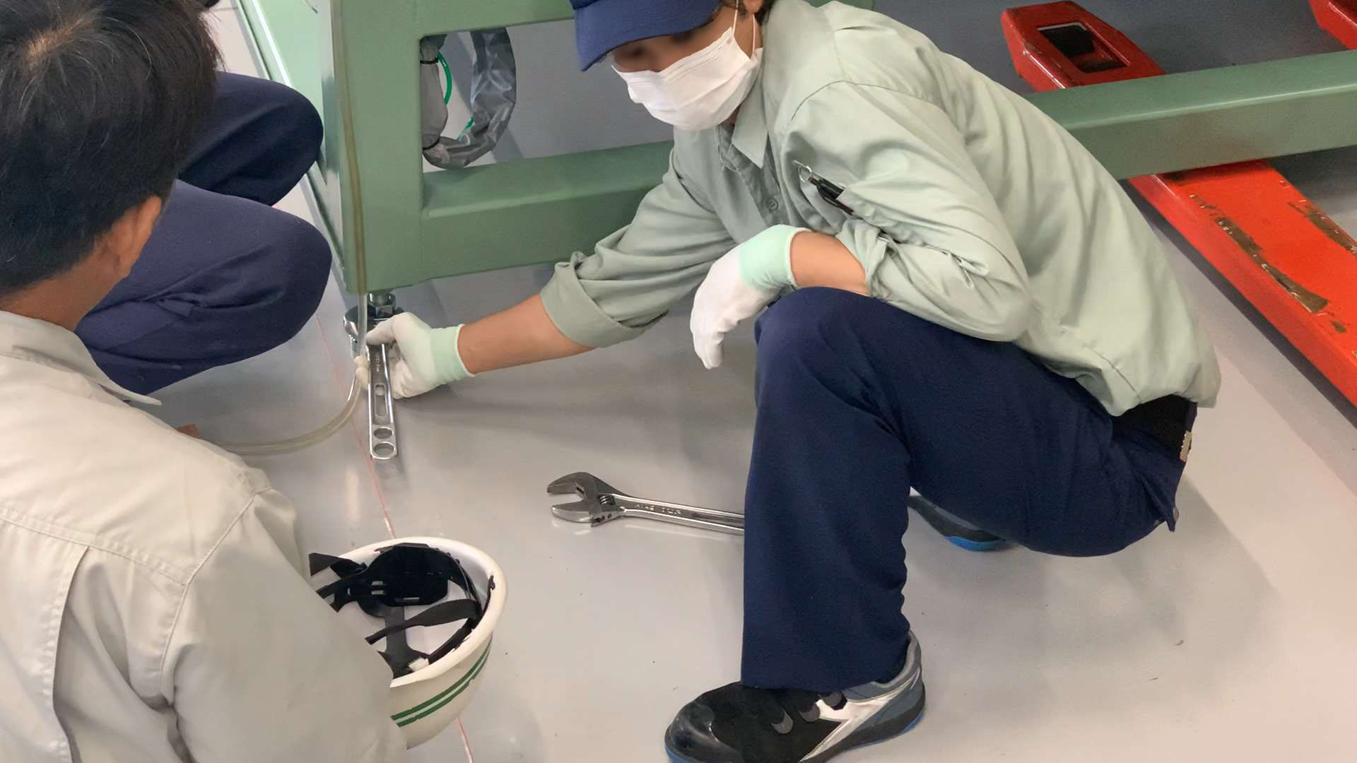 足の調整作業
